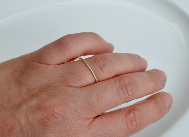 Schmaler 1mm Basic Ring aus 333er Gelbgold SonneSieben Bild 6