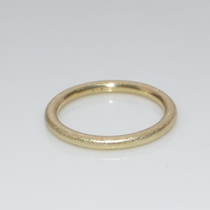 2mm Ring aus 333er Gelbgold, matt oder poliert mattiert