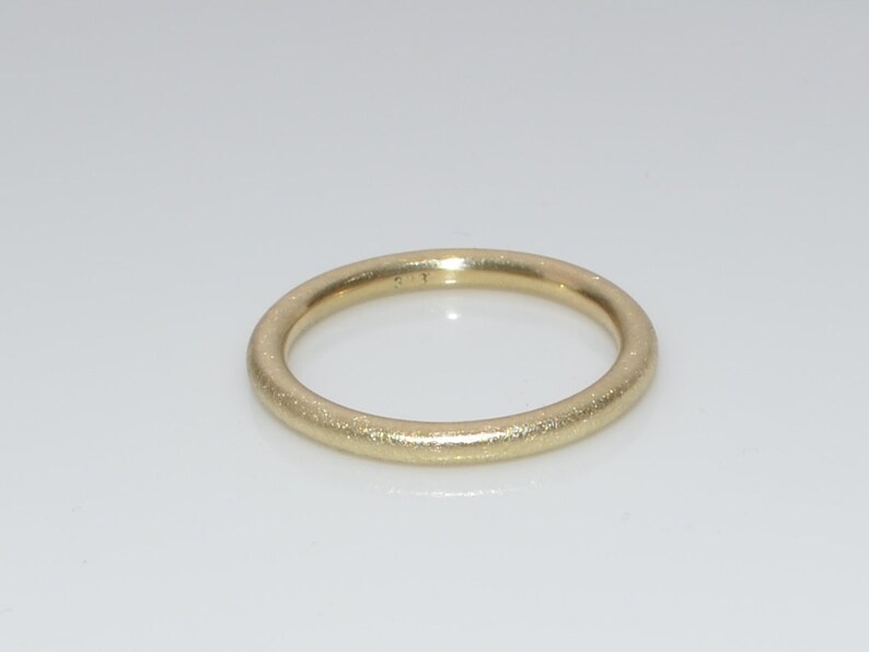 2mm Ring aus 333er Gelbgold, matt oder poliert mattiert