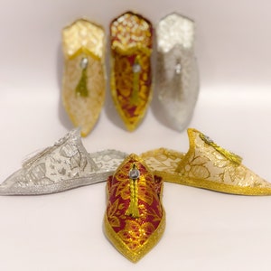 Piccole scarpe marocchine con decorazioni floreali, bomboniere a tema marocchino, decorazioni per matrimoni, decorazioni da tavola e centrotavola