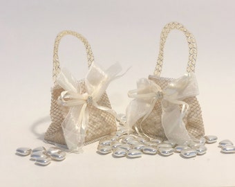 Kleine gouden glimmende zakjes met strik en handvatten, trouwbedankjes, trouwtassen, verlovingsgunsten, snoepzakjes, decoraties en ideeën