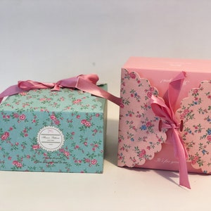 Boîtes carrées décorées avec ruban, rose et turquoise, coffrets cadeaux, boîtes de bonbons, boîtes de dragées, boîtes d'anniversaire, boîtes de cupcakes, boîtes de friandises