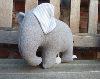 Spieluhr Elefant personalisiert mit Wunschmelodie und Name aus nachhaltiger Bio-Baumwolle, ein ideales handgefertigtes Geschenk zur Geburt