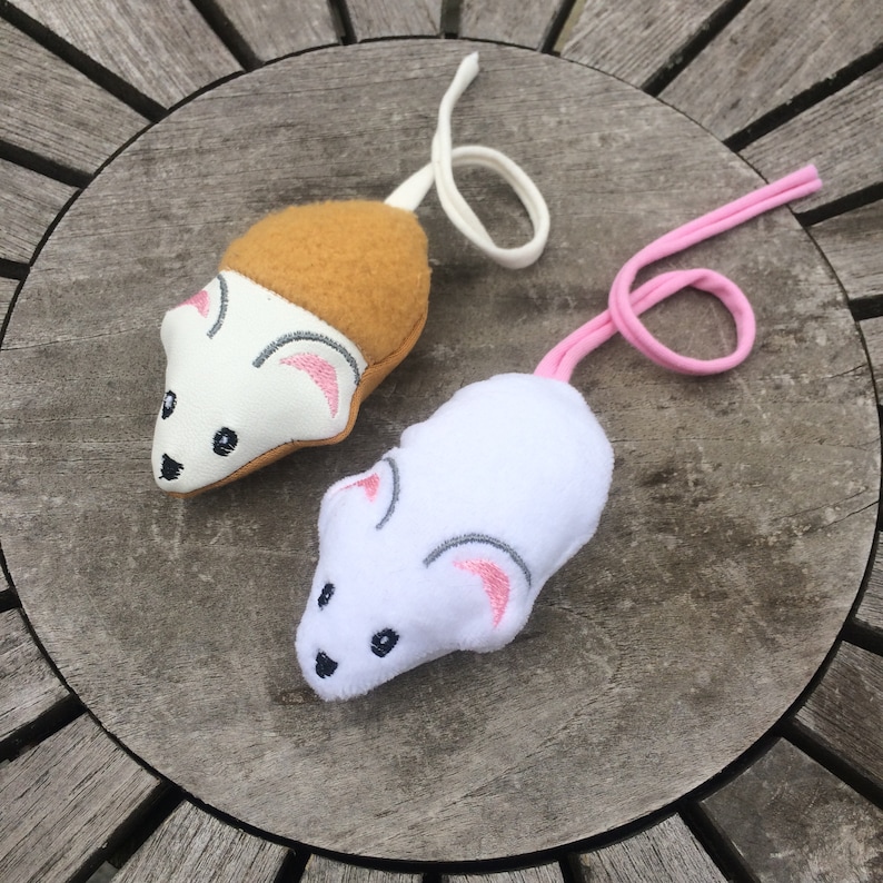 kleine mit Füllwatte gefüllte Mäuse mit einem langen Schwanz, die sich super als Katzenspielzeug eignen. Hergestellt werden sie mit einer Stickdatei. Auf dem Foto sind zwei Beispiele für die Stickdatei die ich verkaufe.