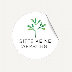 K&ouml;nnte beinhalten: Wei&szlig;er runder Aufkleber mit einer gr&uuml;nen Pflanzenillustration und dem Text "Bitte keine Werbung!" in Schwarz.