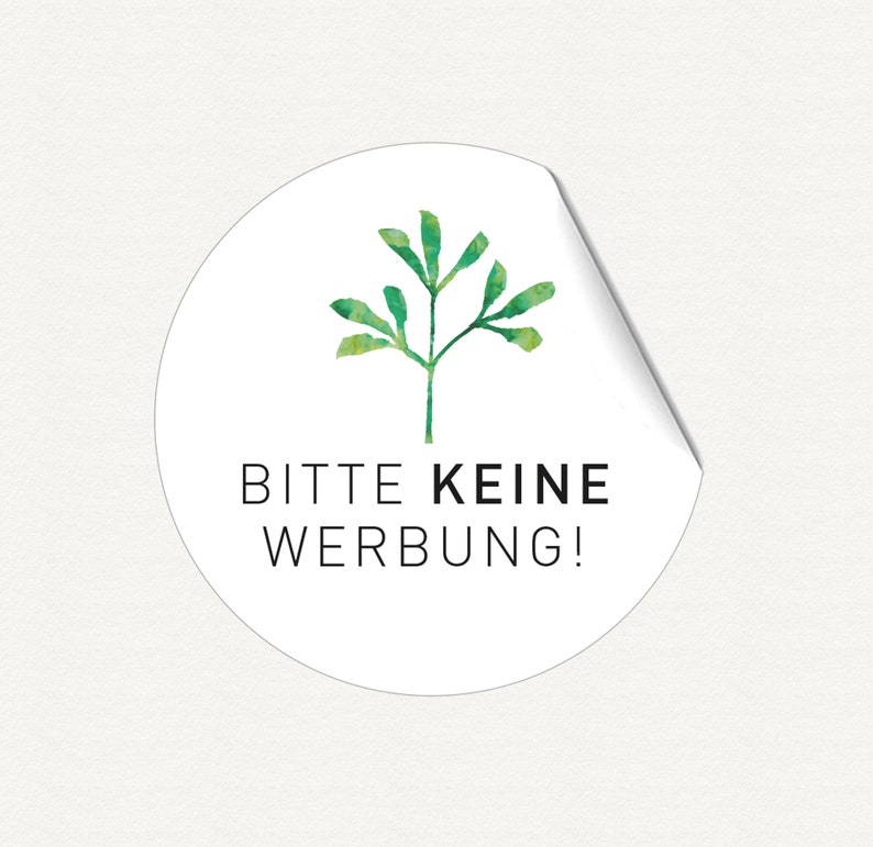 K&ouml;nnte beinhalten: Wei&szlig;er runder Aufkleber mit einer gr&uuml;nen Pflanzenillustration und dem Text "Bitte keine Werbung!" in Schwarz.