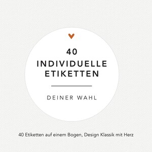 May include: A white circular sticker with the text "40 INDIVIDUELLE ETIKETTEN DEINER WAHL" in black. A small orange heart is at the top. The sticker is on a white background. The text at the bottom says "40 Etiketten auf einem Bogen, Design Klassik mit Herz."