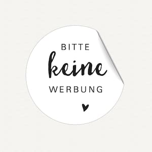 K&ouml;nnte beinhalten: Wei&szlig;er runder Aufkleber mit schwarzem Text "Bitte keine Werbung" und einem kleinen schwarzen Herz.