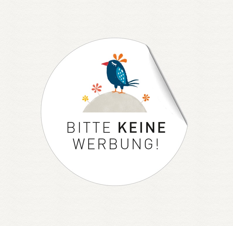 K&ouml;nnte beinhalten: Ein wei&szlig;er runder Aufkleber mit einem blauen Vogel mit orangefarbenen und gelben Akzenten, der auf einem grauen H&uuml;gel mit drei gelben und orangefarbenen Blumen sitzt. Der Text "Bitte keine Werbung!" ist in Schwarz gedruckt.