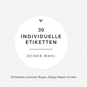 May include: A white circular sticker with the text "30 INDIVIDUELLE ETIKETTEN DEINER WAHL" in black. Above the text is a small orange heart. The sticker is on a white background. The text below the sticker says "30 Etiketten auf einem Bogen, Design Klassik mit Herz."