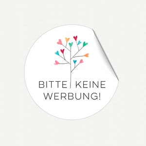 K&ouml;nnte beinhalten: Ein wei&szlig;er runder Aufkleber mit einem bunten Herzbaum-Design und dem Text "BITTE KEINE WERBUNG!" Der Aufkleber hat eine abziehbare Ecke.