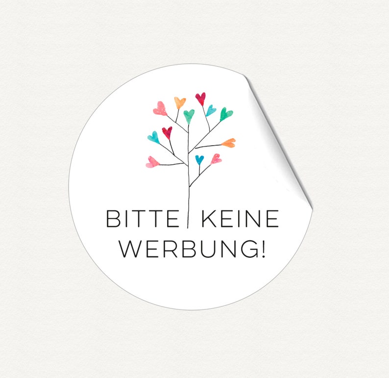 K&ouml;nnte beinhalten: Ein wei&szlig;er runder Aufkleber mit einem bunten Herzbaum-Design und dem Text "BITTE KEINE WERBUNG!" Der Aufkleber hat eine abziehbare Ecke.