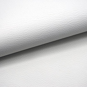 Könnte beinhalten: Weißer Kunstlederstoff mit strukturierter Oberfläche. Der Stoff ist in der Mitte gefaltet und zeigt die Textur auf beiden Seiten.