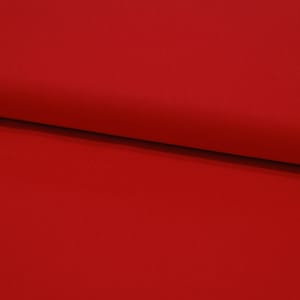 Könnte beinhalten: Ein fester roter Stoffmuster. Der Stoff ist glatt und hat einen leichten Glanz.