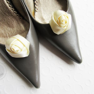 Satinrose Schuhclips ca. 3,5-4 cm: creme / vanille / elfenbein, apricot / pfirsich, dunkelbraun oder milchkaffee-braun / beige Bild 7