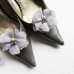 Schuhclips ca. 5 cm Chiffonblüte mit Perlen und Strass Farbwahl: marine, schneeweiß, creme, flieder, grau Gray