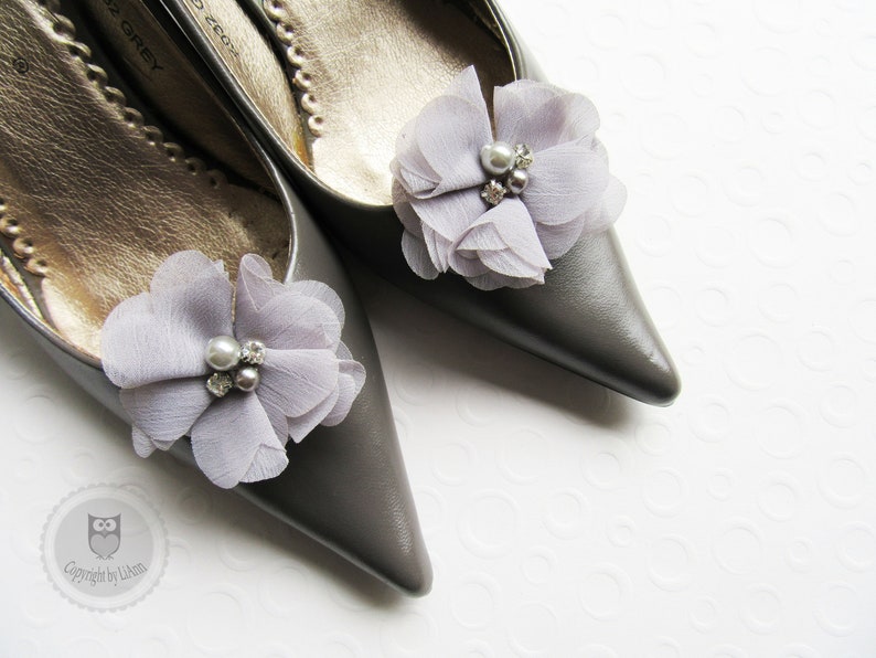Schuhclips ca. 5 cm Chiffonblüte mit Perlen und Strass Farbwahl: marine, schneeweiß, creme, flieder, grau Gray