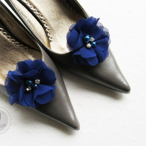 Schuhclips ca. 5 cm Chiffonblüte mit Perlen und Strass Farbwahl: marine, schneeweiß, creme, flieder, grau Blue