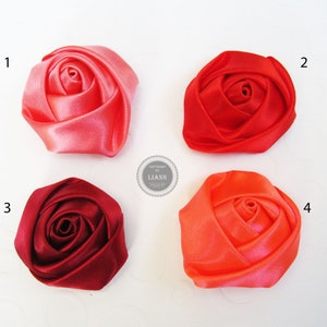 Pu&ograve; includere: Quattro rose di nastro di raso fatte a mano in diverse tonalit&agrave; di rosso. Le rose sono numerate da 1 a 4.