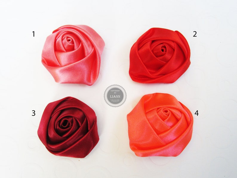 Pu&ograve; includere: Quattro rose di nastro di raso fatte a mano in diverse tonalit&agrave; di rosso. Le rose sono numerate da 1 a 4.