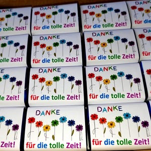 32 Lindt Schokotäfelchen in verschiedenen Größen und Geschmacksrichtungen