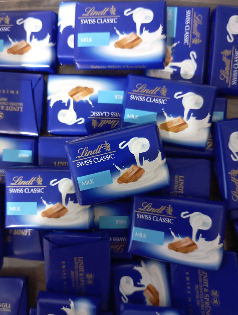 32 Schokotäfelchen in verschiedenen Größen 32 Lindt Vollmilch