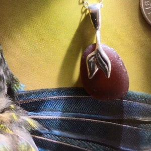 Wunderschöner dicker roter Seeglas Anhänger mit Meerjungfrauen Schwanz Pinch Ballen perfekt surfen getrommelt
