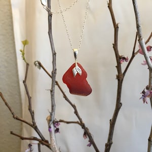 Wunderschöner roter Seeglas Anhänger. Mit Meerjungfrauen Schwanz Pinch Ballen