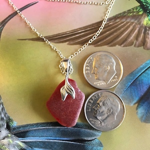 Wunderschöner roter Seeglas Anhänger. Mit Meerjungfrauen Schwanz Pinch Ballen