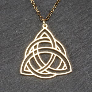 Può includere: Una tazza di ceramica bianca con manico nero e la scritta "But First, Coffee" in stile scritto a mano. La tazza è su una superficie bianca. La tazza è alta circa 10 cm.