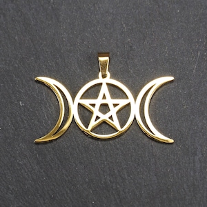 Puede incluir: Collar con colgante dorado con un símbolo de triple luna con un pentagrama en el centro.