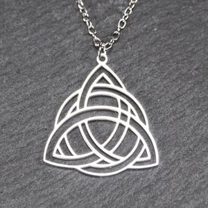 Può includere: Un set di tre vasi in ceramica di diverse dimensioni. I vasi hanno una finitura opaca nei toni crema, beige e marrone. Il vaso più alto è alto circa 25 cm.