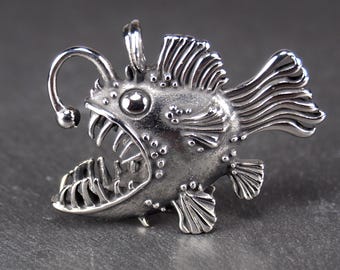 1 Anglerfisch Anhänger 3D außergewöhnlich witzig lustig hässlich Edelstahl hypoallergen Natur Geschenkidee Schmuck, 11291