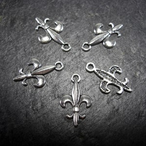 5 pendants lily, Bourbon lily, fleur de lis, antique silver-colored, 10077