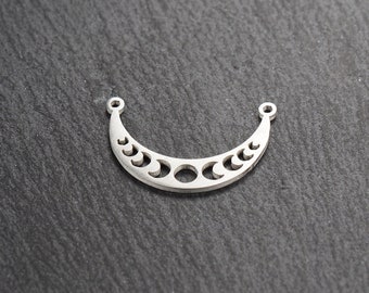 Puede incluir: Encanto de plata en forma de media luna con un diseño recortado de múltiples medias lunas. El encanto tiene dos agujeros para sujetarlo a joyas.