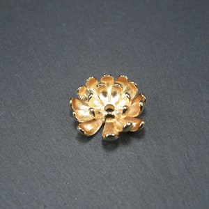 2 pearl caps 17 x 6 mm, brass, 24 carat gold-plated, water lilies, 10645