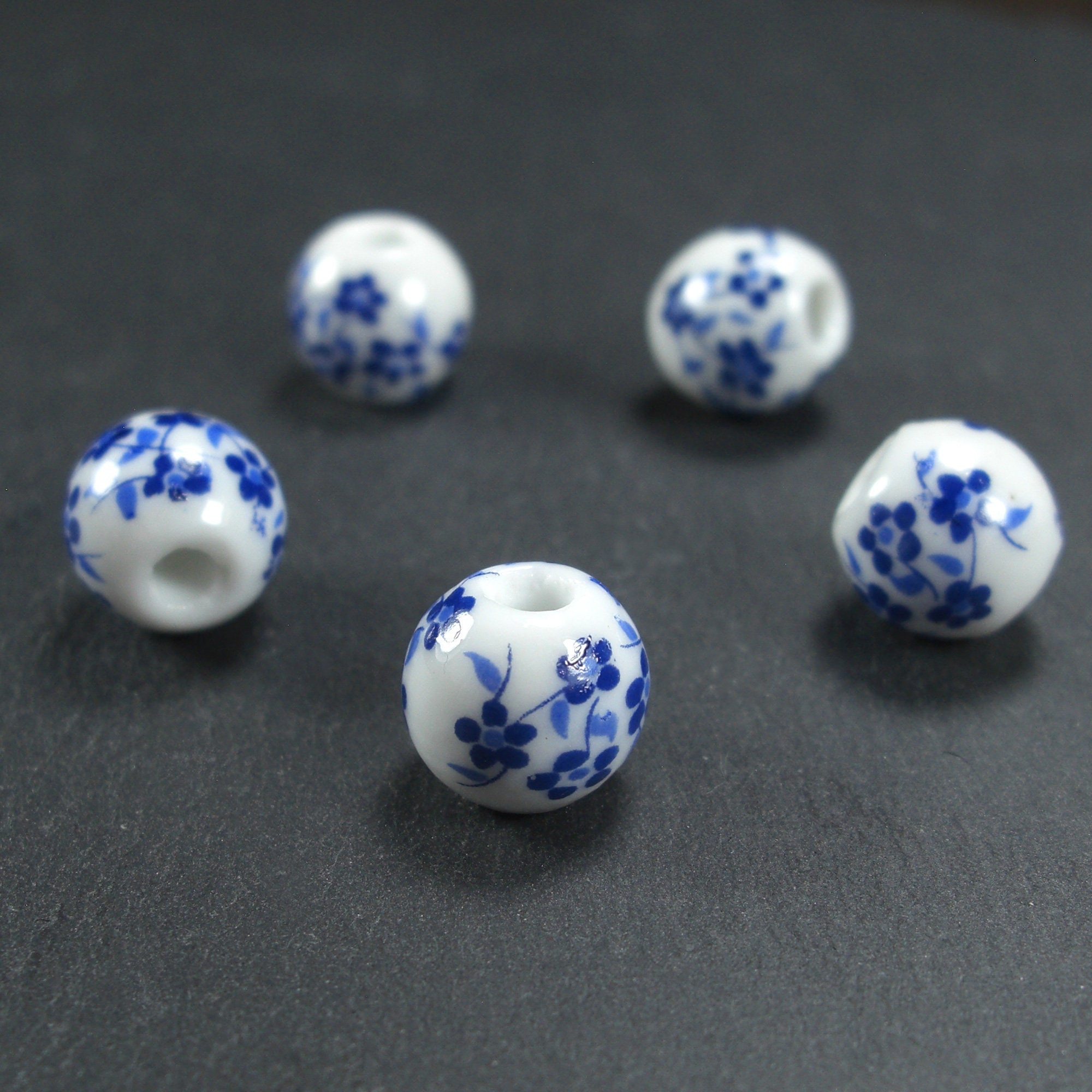 Perle céramique 10mm fleur blanc bleu - La Palette de Perles