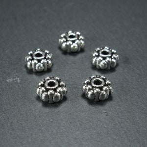 10 cuentas espaciadoras de 8 mm, flores, color plata, 10461