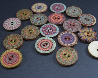 Puede incluir: Surtido de botones de madera coloridos con intrincados diseños de mandalas. Los botones son redondos y tienen dos agujeros cada uno. Los colores incluyen rojo, naranja, amarillo, verde, azul, morado y marrón.