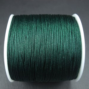 Puede incluir: Un carrete de cordón encerado verde oscuro.