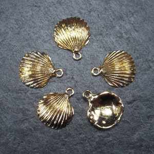 5 shell pendants, gold-colored, 10085