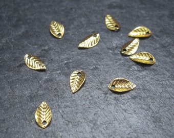 25 small leaf pendants, brass, 10084