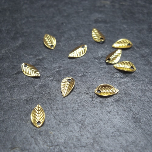25 petits pendentifs en forme de feuille, en laiton, 10084