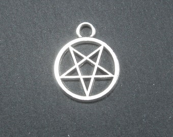 Può includere: Ciondolo pendente in argento con un pentagramma, una stella a cinque punte con un punto invertito, all'interno di un cerchio.