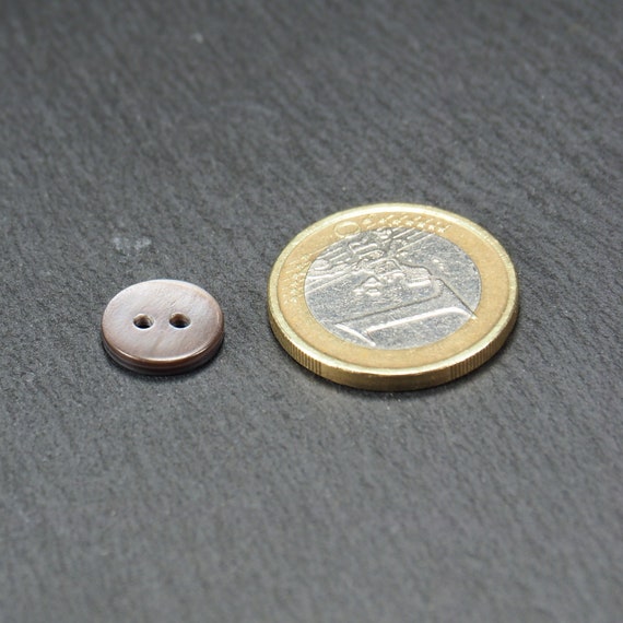 Lot De 11 Boutons Gravés Dans La Nacre - Neufs, Pour Couture Ou Création - Matière Nacre Naturelle