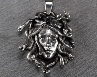 1 Medusa Anhänger plastisch chirurgischer Edelstahl hypoallergen detailreich Mythologie Gorgone Antike Schutz Symbol Hexe Feminismus, 11304