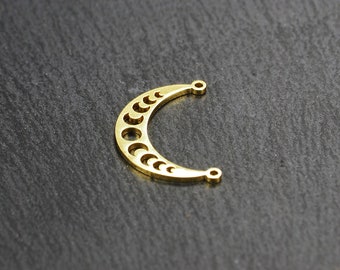 Puede incluir: Encanto de metal dorado en forma de media luna con un diseño detallado de múltiples medias lunas. El encanto tiene dos pequeños bucles en la parte superior para sujetarlo a joyas.