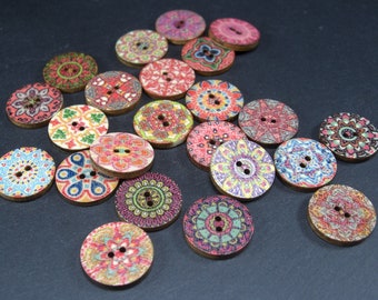 Puede incluir: Surtido de botones de madera coloridos con intrincados diseños de mandalas. Los botones son redondos y tienen dos agujeros.