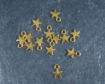 15 petits pendentifs étoiles, couleur or, 10015