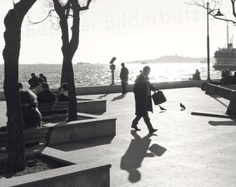 Fotografie „Am Bosporus“ in Istanbul, Fineartprint, schwarzweiß mit Sepia-Effekt, 20 x 20 cm, Fotogeschenk